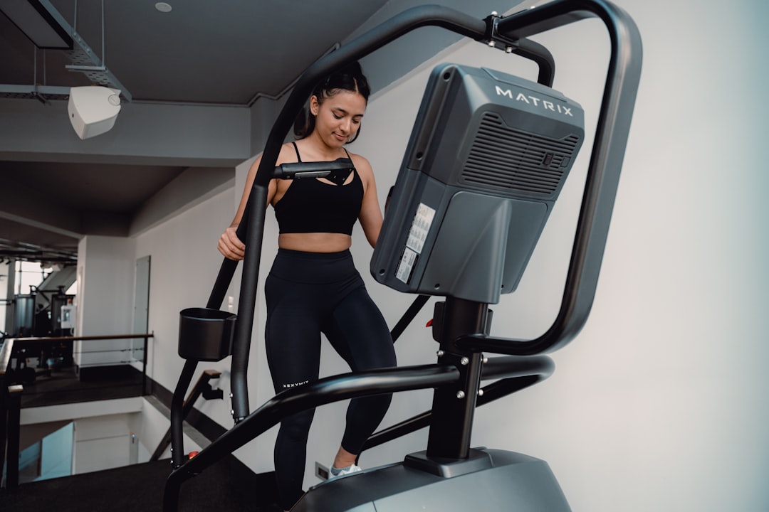 services-01 a-woman-on-a-treadmill-in-a-gym-rzi-idjc8rq